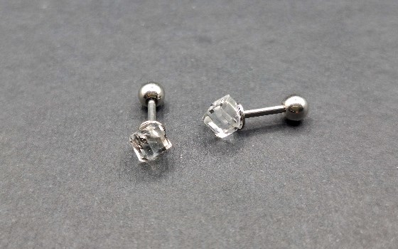 گوشواره پیرسینگ مکعب شیشه ای کد 1460